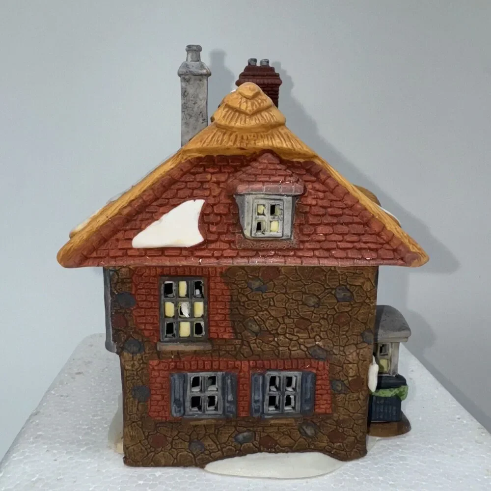 NEW Department 56 Dickens Village Copperfield Betsy Trotwood's Cottage 5550 Dept